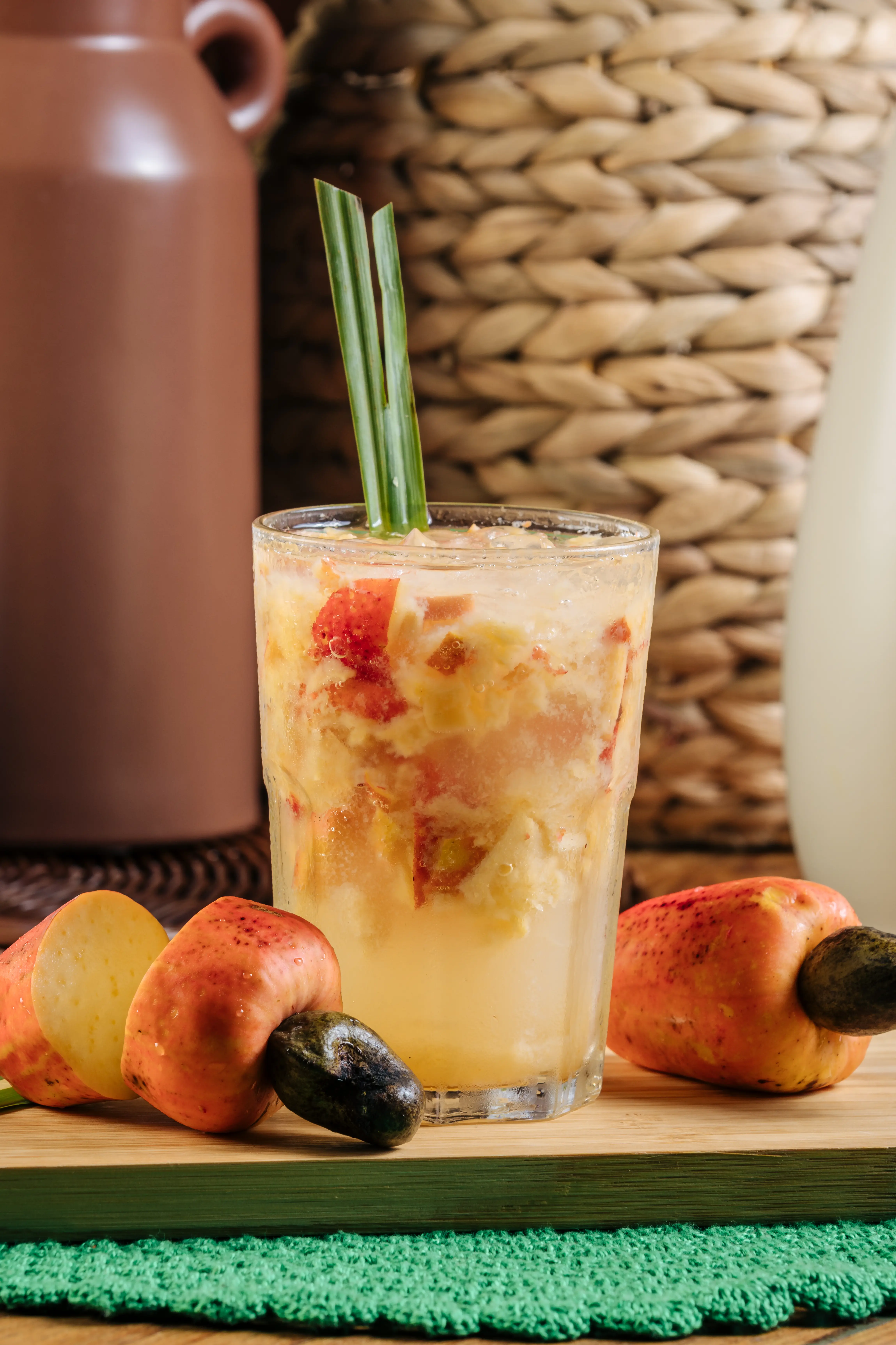 Drink exclusivo Caju Santo com cachaça artesanal e compota de caju